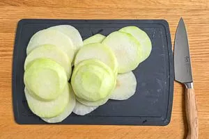 Kohlrabi schälen und in Scheiben schneiden