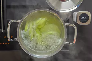 Kohlrabischeiben im Kochtopf köcheln lassen