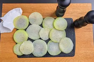 Gekochte Kohlrabischeiben auf einem Küchenpapier abtropfen lassen und würzen.