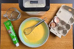 Eier, Senf, Mehl und Wasser in einer Schüssel verrühren