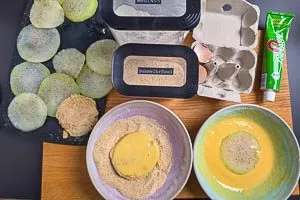 Kohlrabi in Ei-Mehl-Masse und in Paniermehl wenden