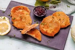 Gemüseschnitzel aus Kohlrabi mit Zitronenscheiben servieren