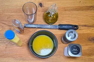 Dressing aus Zitronensaft und -schale, Honig, Senf, Salz und Pfeffer anrühren.