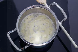 Für 10 Minuten köcheln lassen.