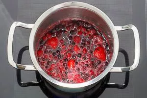 TK-Beeren mit Wasser und Zucker in einem hohen Topf aufkochen und kurz köcheln lassen.