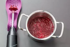 Anschließend mit dem Pürierstab zu einem Püree verarbeiten.