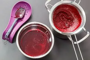 Beerensoße durch ein Sieb laufen lassen und danach kalt stellen.