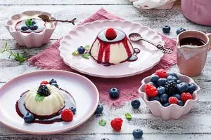 Vor dem Servieren aus dem Kühlschrank nehmen, die Förmchen kurz unter heißes Wasser halten und anschließend auf Teller stürzen. fertig ist die Panna Cotta!