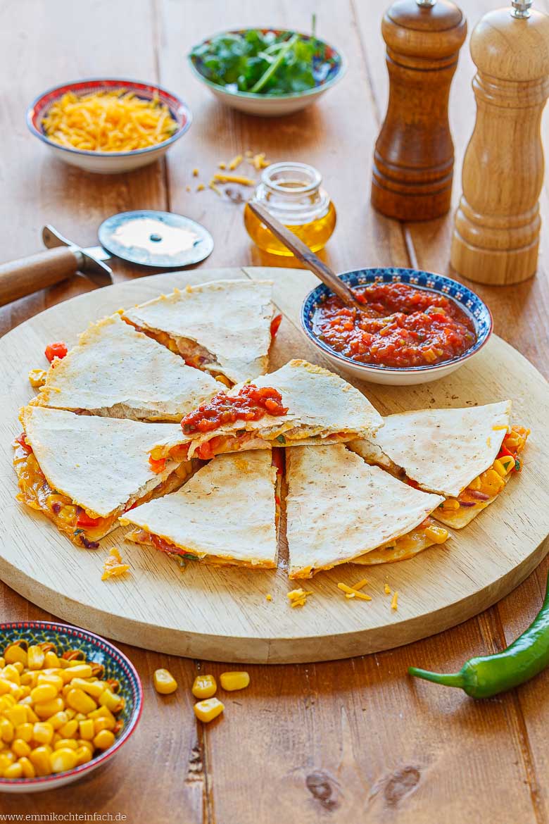 Mexikanische Fladen als Snack mit Käse und Gemüse zubereitet