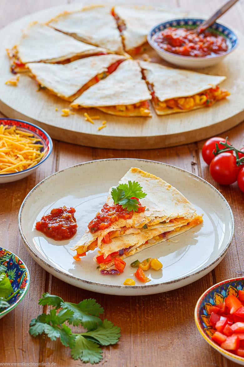 Quesadilla-Dreieck auf einem Teller serviert