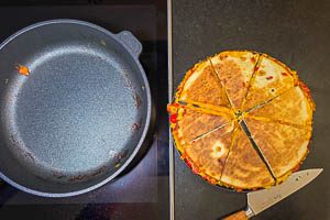 Den Quesadilla in Stücke schneiden.