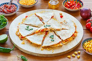 Schon kannst du die Quesadillas servieren!