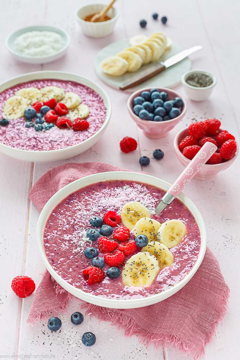 Gesundes Frühstück – Smoothie Bowl mit Früchten