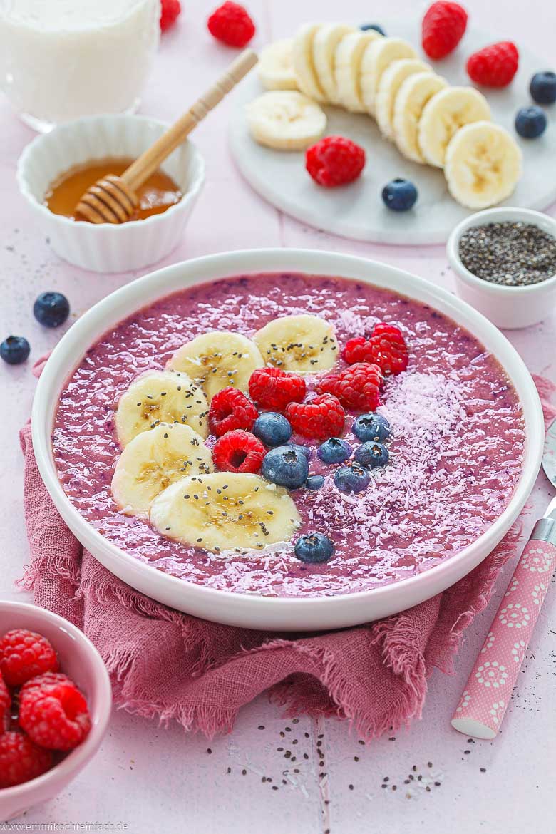 Frühstücksbowl mit Beerene-Topping