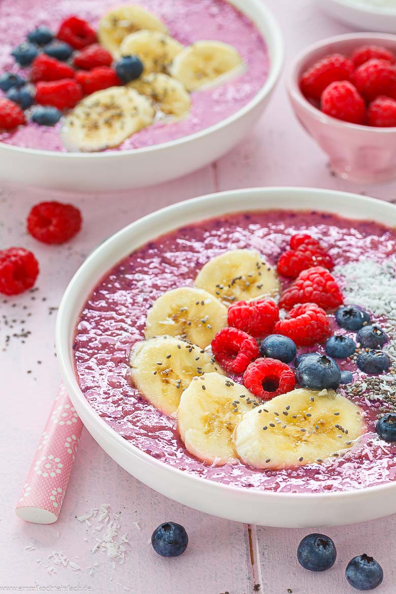 Smoothie Bowl mit Beeren und Banane