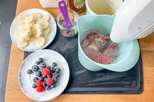 Alle Zutaten für die Smoothie Bowl pürieren.