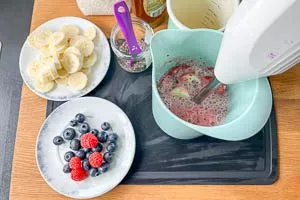 Alle Zutaten für die Smoothie Bowl pürieren.
