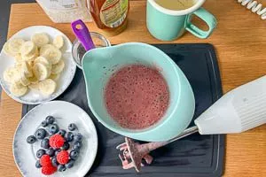 Die Smoothie Bowl nun anrichten und mit den Toppings dekorieren.