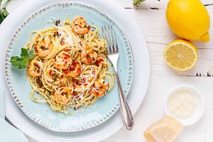 Und abschließend mit Parmesan und Zitrone servieren. Viel Freude mit meinen Spaghetti mit Garnelen!