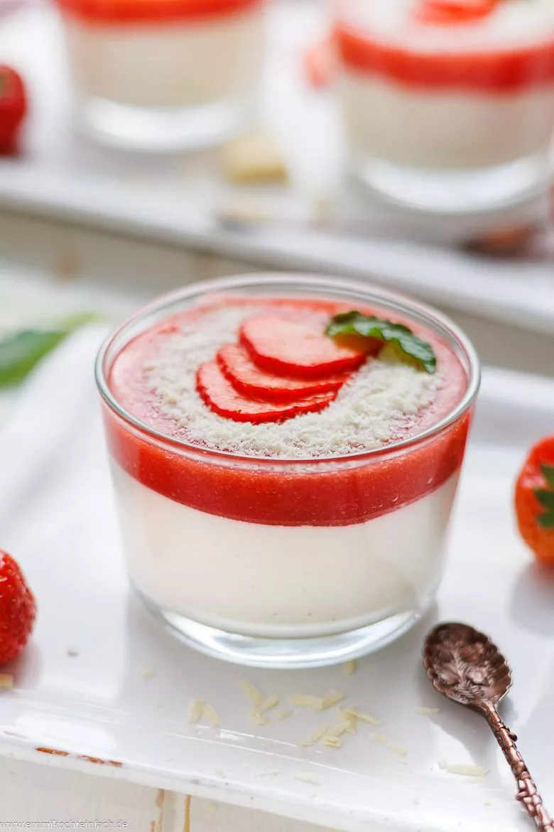 Weiße Schokolade, Erdbeeren und eine Sahne-Quark-Creme, fertig ist das Spaghettieis-Dessert.