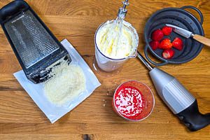 Erdbeeren pürieren und Sahne aufschlagen.