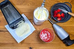 Erdbeeren pürieren und Sahne aufschlagen.
