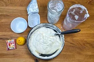 Quark unterheben, Zitrone und Zucker hineingeben.