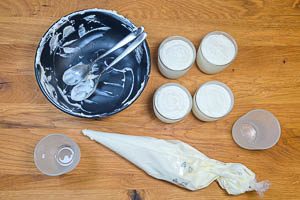 Creme in die Gläser geben.