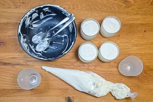 Creme in die Gläser geben.