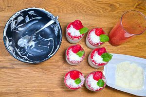 Dessert schichten und mit Minze und frischen Erdbeeren dekorieren.