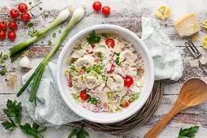 Tortellini-Salat in einer Servierschüssel
