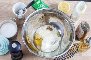Schmand, Mayonnaise, Weißweinessig, Senf, Honig, Zitronensaft, Salz und Pfeffer verrühren