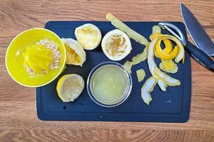 Zitronen heiß abspülen, Schale entfernen und Saft aus den Zitronen auspressen.