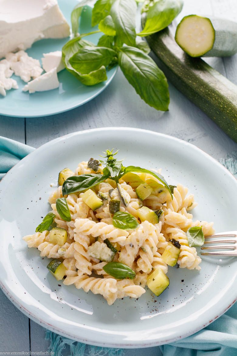 Nudeln mit cremigem Ricotta und frischer Zucchini