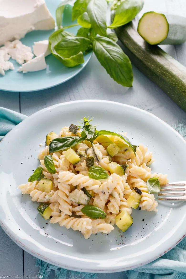 Nudeln mit cremigem Ricotta und frischer Zucchini