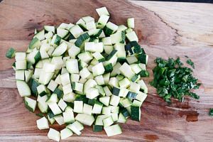 Zucchini waschen und schneiden