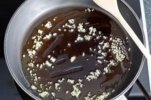 Olivenöl in der Pfanne leicht erhitzen und den Knoblauch andünsten