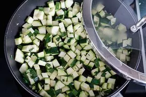 Zucchini und den Basilikum hinzugeben, salzen und dünsten