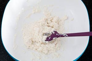 Ricotta, Hartkäse und Muskat vermengen