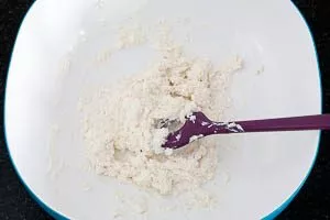 Ricotta, Hartkäse und Muskat vermengen