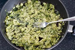 Weich gegarte Zucchini mit einer Gabel zerdrücken