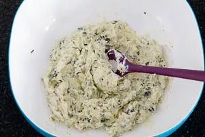Zucchini zur Käsemischung hinzugeben