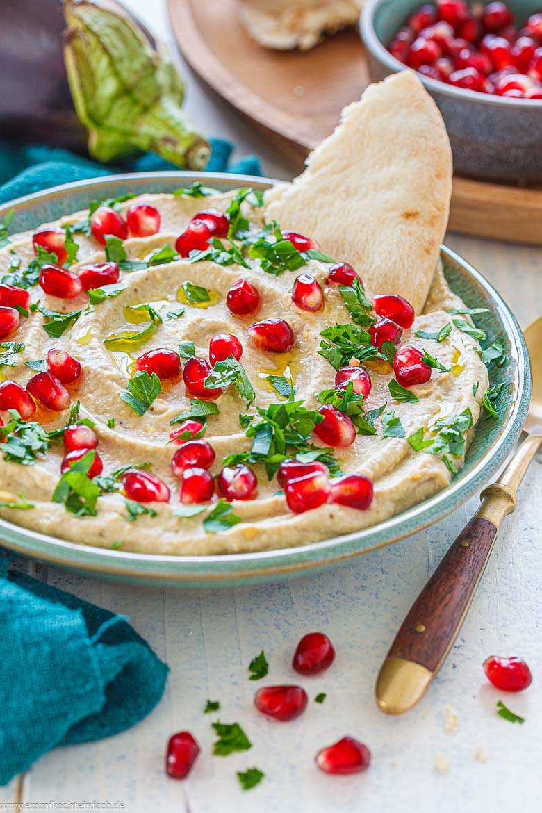 Würzig-pikante Auberginencreme mit Granatapfelkernen und frischer Petersilie