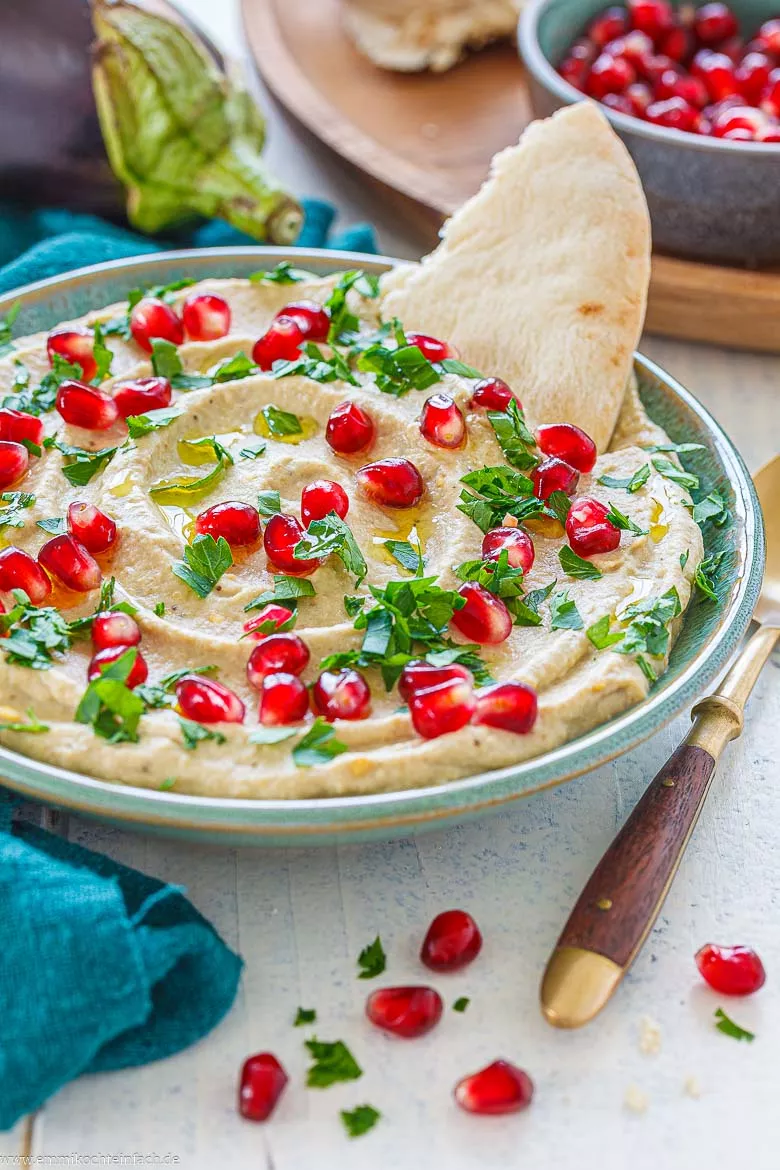 Würzig-pikante Auberginencreme mit Granatapfelkernen und frischer Petersilie