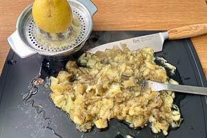 Fruchtfleisch der Auberginen mit Zitronensaft beträufeln und zerdrücken