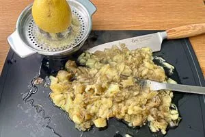 Fruchtfleisch der Auberginen mit Zitronensaft beträufeln und zerdrücken