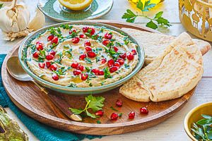 Baba Ganoush garnieren und frisch servieren