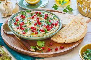 Baba Ganoush garnieren und frisch servieren