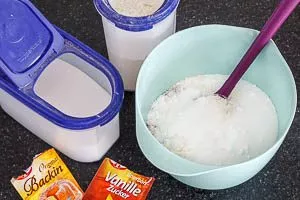 Trockene Zutaten in einer Schüssel vermengen.