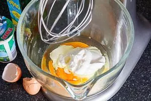 Flüssige Zutaten in einer Schüssel vermengen.